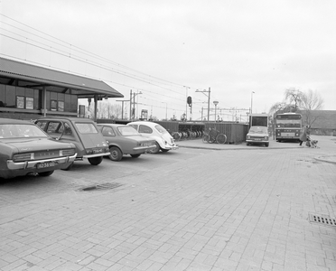 883470 Gezicht op de parkeerplaatsen en rijwielstalling bij het N.S.-station Maarssen te Maarssen.